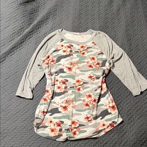 Chicsoul size 2 Floral Camo Sleeve Top